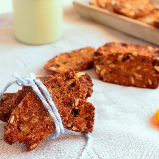 Rye Crackers with Nuts and Apricots - Recipe photo by Nemacreditoqueesaudavel