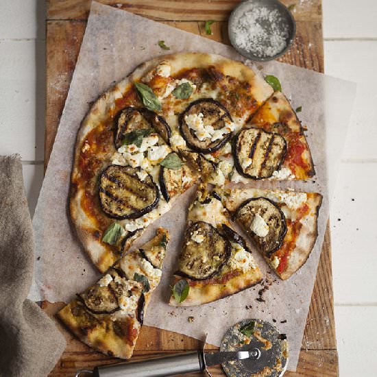 Pizza with grilled aubergine - Recipe photo by drizzleanddip