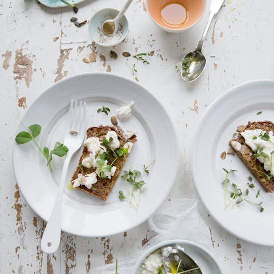 Rye soda bread and goat's curd - Recipe photo by dagmarskitchen.se