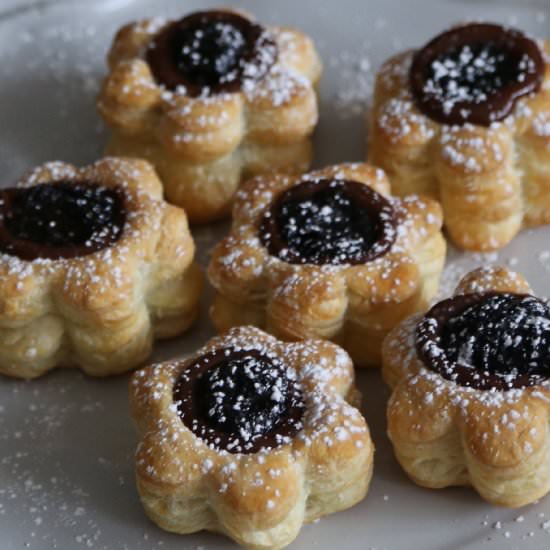 Vol-au-vent Gianduia Cream & Prunes - Recipe photo by Petit World Citizen