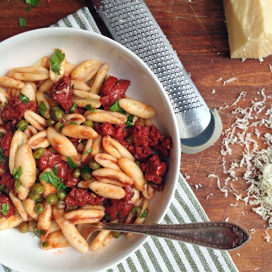 Pasta with sausage, peas & cinnamon - Recipe photo by italyonmymind