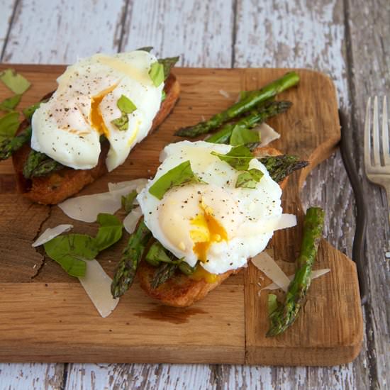 Grilled Aspargus and Poached eggs - Recipe photo by Shadesof Cinnamon