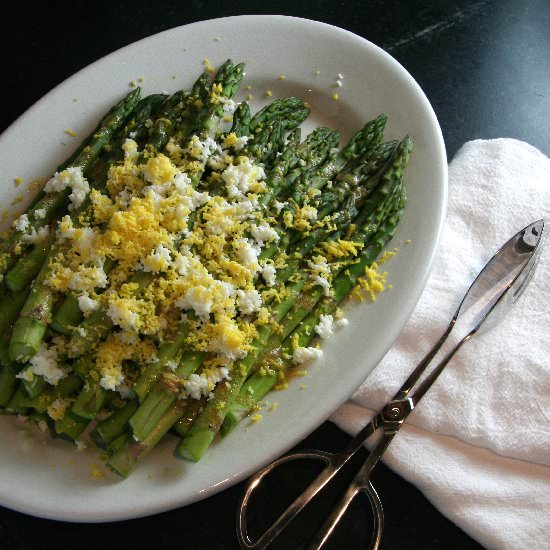 Asparagus Mimosa - Recipe photo by thebrookcook.wordpress.com
