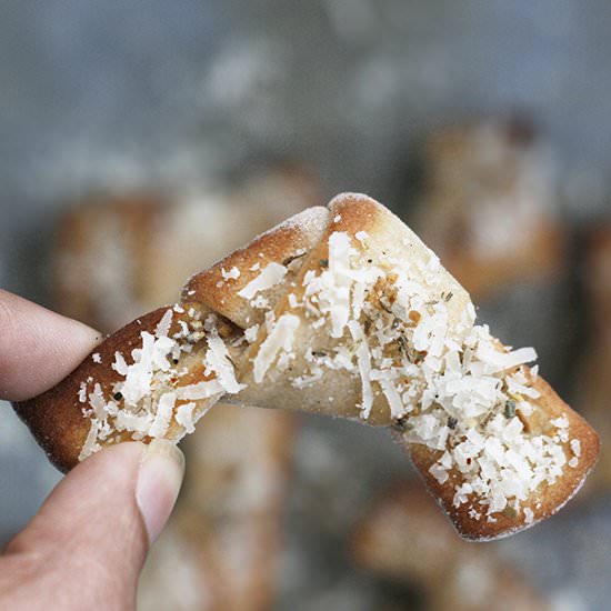 Garlic Parmesan Knots - Recipe photo by Enzo the Baker
