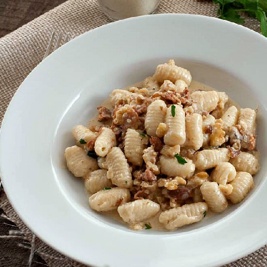 Malloreddus w/ Walnuts & Prosciutto - Recipe photo by manusmenu