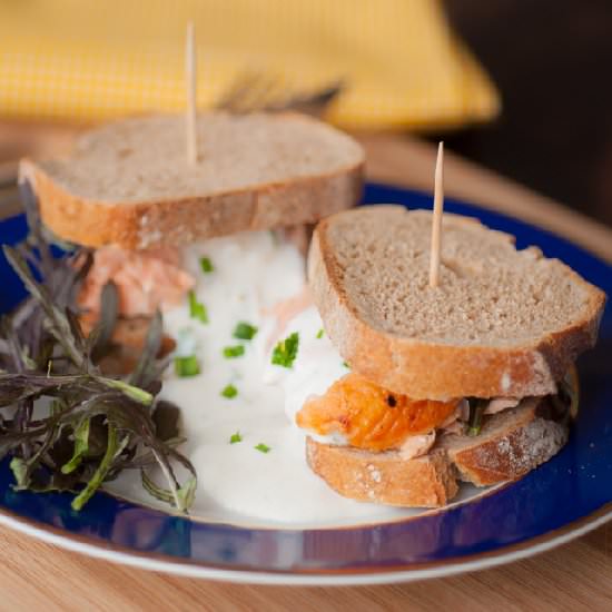 Salmon and yogurt sauce sandwich - Recipe photo by bemiam