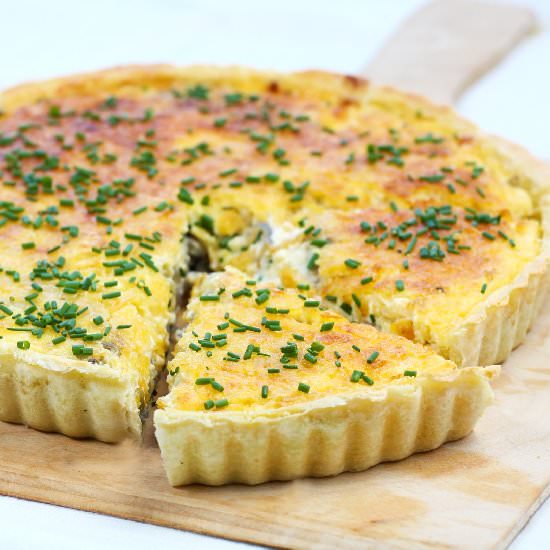 Caramelized Onions and Cheddar Tart - Recipe photo by bakkenmetbas