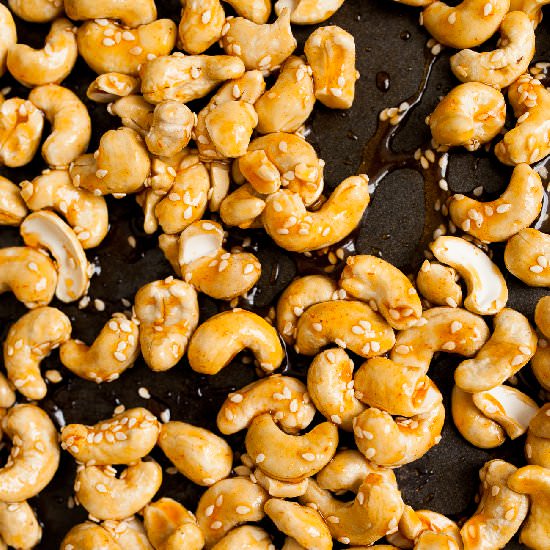 Honey and Sriracha Roasted Cashews - Recipe photo by jchongstudio