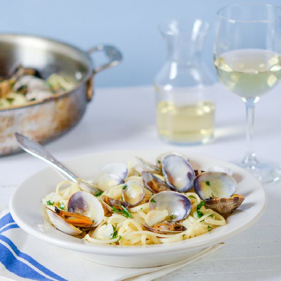 Linguine with Clams - Recipe photo by ManyKitchens.com