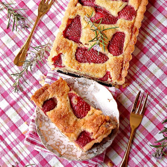 Rosemary tart with strawberries - Recipe photo by alessandrascollo