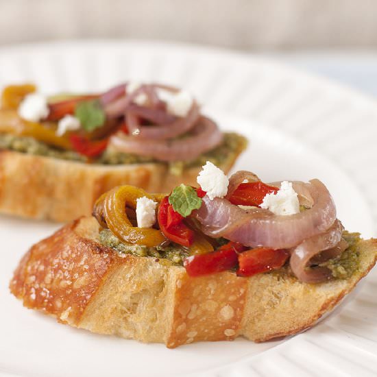 Vegetable and pesto bruschetta - Recipe photo by Aromas e Sabores