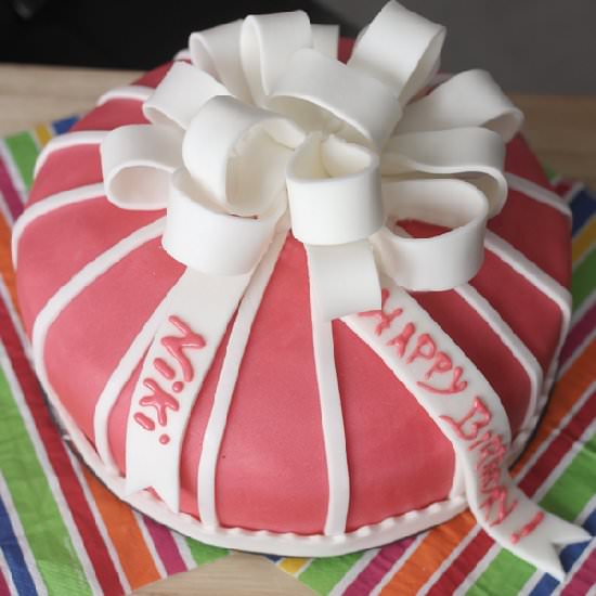 Fondant Bow - Recipe photo by urbanwhisk.com