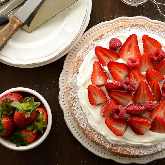 Almond and Strawberry Cake - Recipe photo by Bocadinhos de Acucar