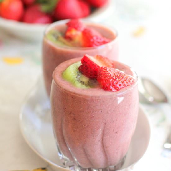 Strawberry Kiwi Chia Smoothie - Recipe photo by graincrazy