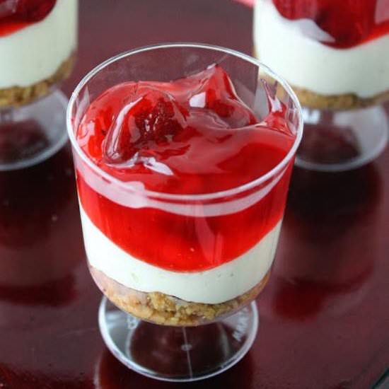 Mini Strawberry Cheesecakes - Recipe photo by melissascuisine