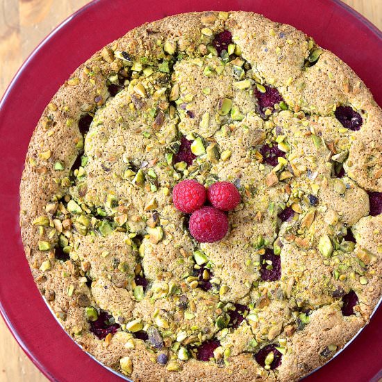 Pistachio-Raspberry Moist Cake - Recipe photo by Catherine Cuisine