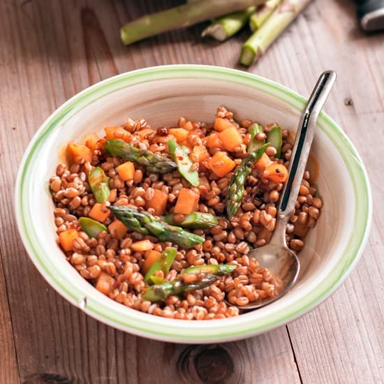 Wheat, asparagus and loquats - Recipe photo by Azabel