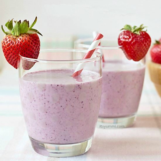 Easy Strawberry Smoothie - Recipe photo by ItsYummi