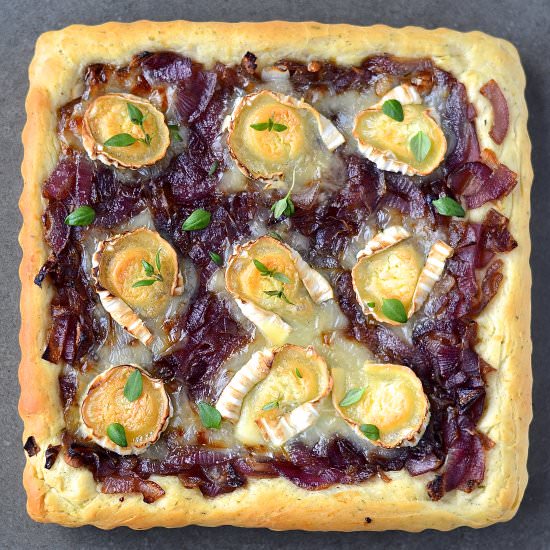Red onion and goat cheese pizza - Recipe photo by Catherine Cuisine