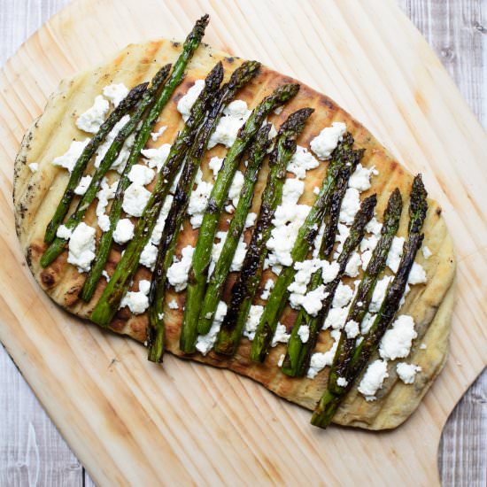 Grilled Asparagus and Ricotta Pizza - Recipe photo by kitchenjoy