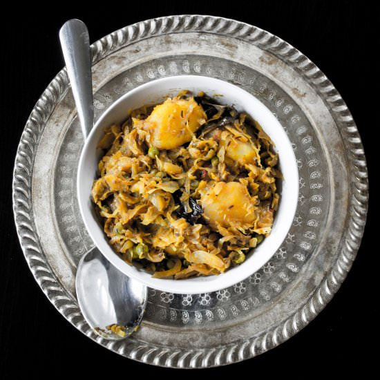 Cabbage with potatoes and green pea - Recipe photo by Gastronomic Bong