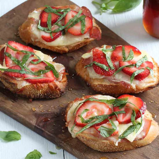 Summertime Strawberry Brie Crostini - Recipe photo by FabFatale