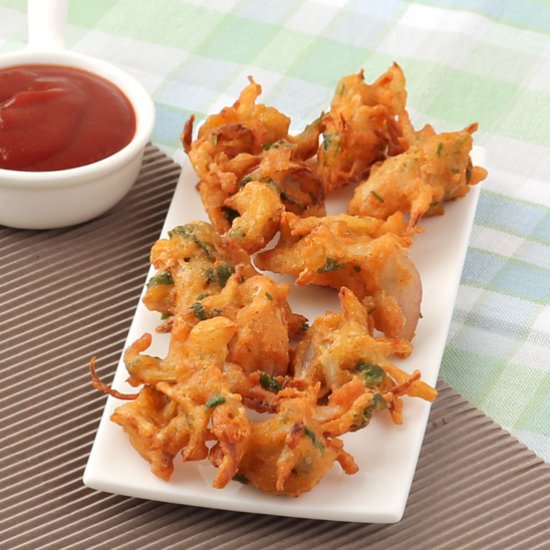 Crispy Onion Fritters - Recipe photo by foodviva