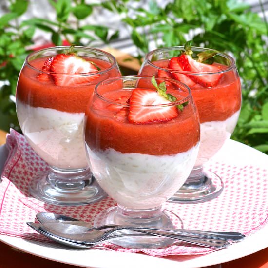 Rhubarb-Strawberry Rice Pudding - Recipe photo by Catherine Cuisine