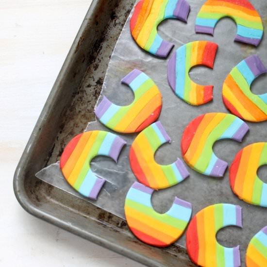 Fondant rainbows - Recipe photo by chic cookies