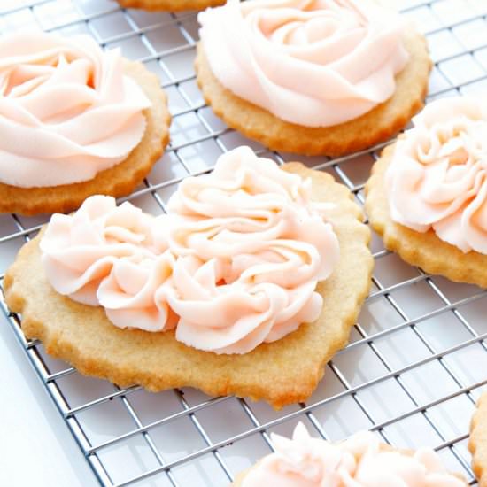 Ribbons and Roses Cookies - Recipe photo by VRAI Magazine