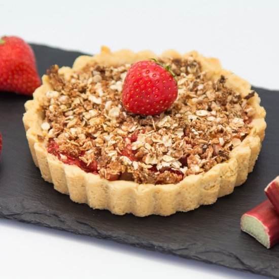Rhubarb Strawberry Crumb Pie - Recipe photo by hovkonditorn