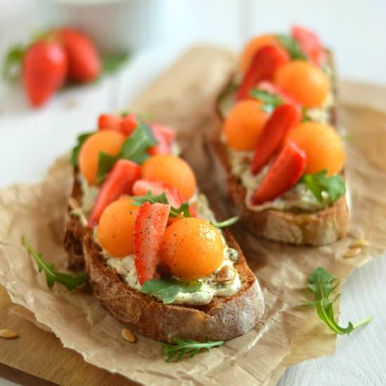 Salt Strawberries / Melon on Bread - Recipe photo by poupougnette