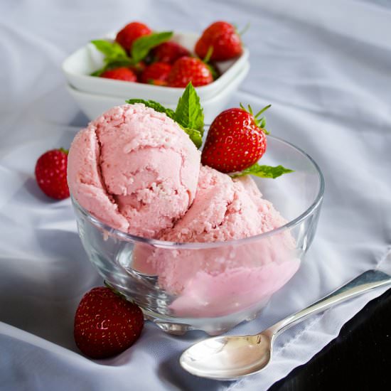 Fresh Strawberry Ice Cream - Recipe photo by Gastronomic Bong