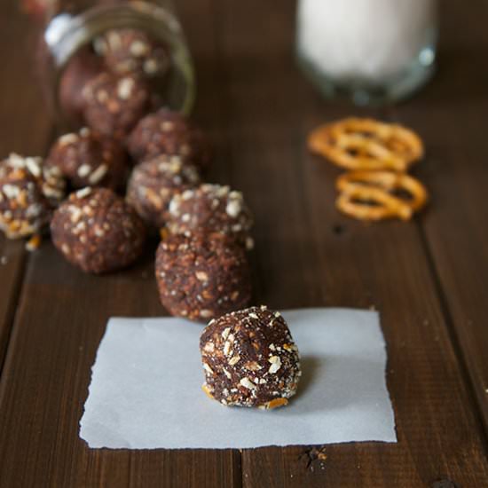 Chocolate Pretzel Bites - Recipe photo by thealmondeater