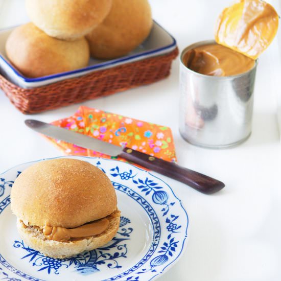 Manjar with Homemade Buns - Recipe photo by Andrea Janssen