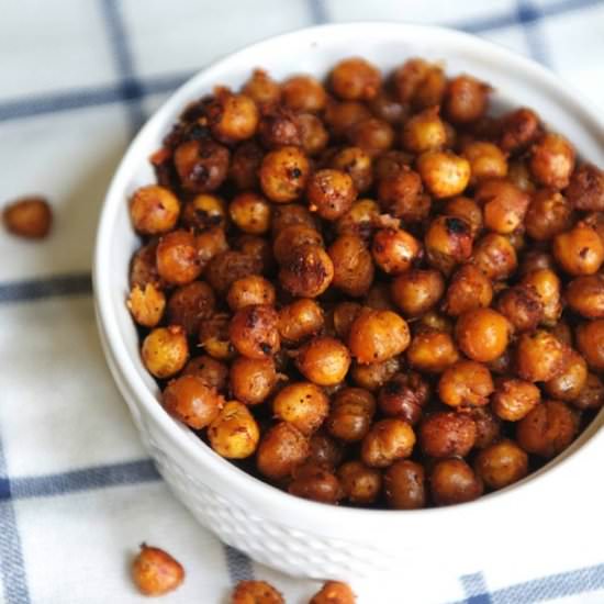 Crunchy Roasted Chickpeas - Recipe photo by thealmondeater