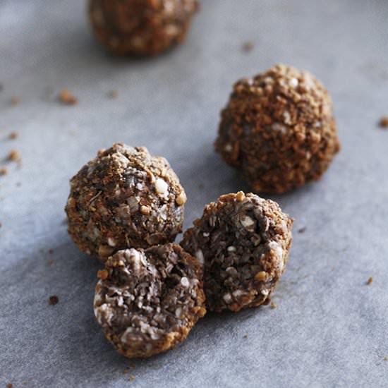 No-bake peanut butter & oats bites - Recipe photo by Enzo the Baker
