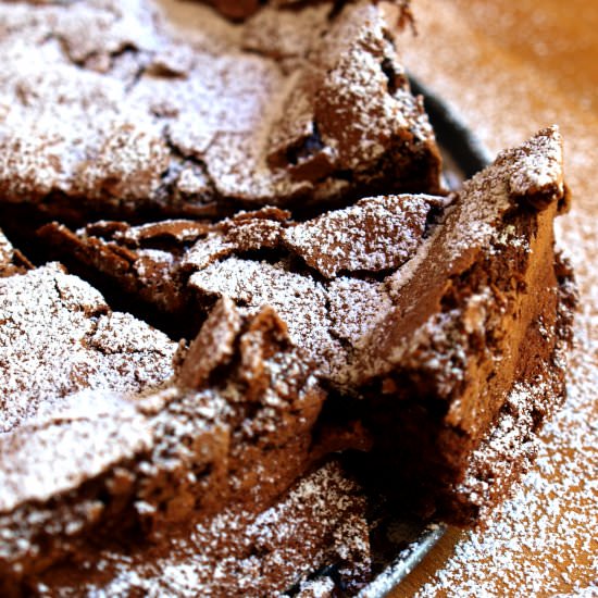 Cracked Chocolate Cake - Recipe photo by cookingFOX