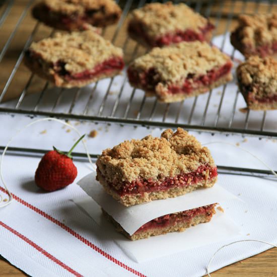 Strawberry oatmeal bars - Recipe photo by cherryncinnamon