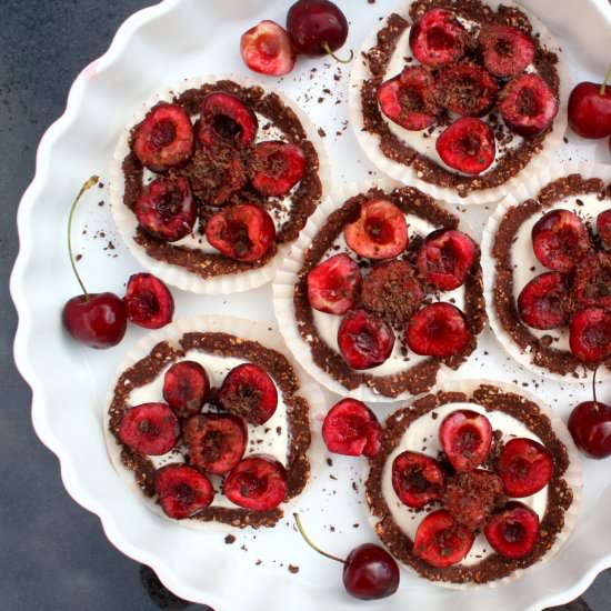 Healthy Mini Cherry Pies - Recipe photo by AnneSkov