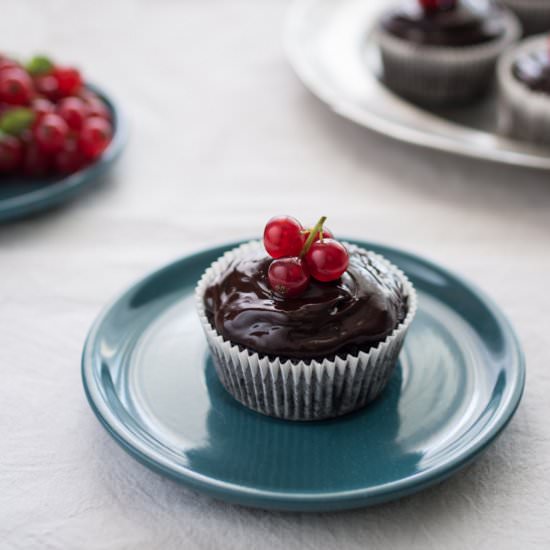 Red Currant Chocolate Cupcakes - Recipe photo by bakenoir