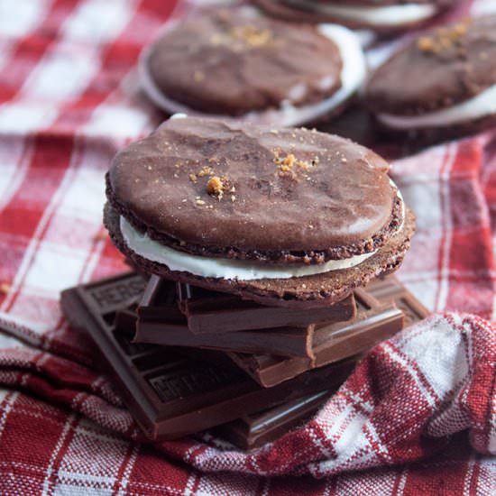 S'mores French macarons - Recipe photo by thehomesteady