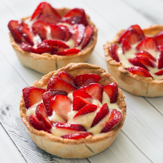 Mini Strawberry Pies - Recipe photo by Retro Love