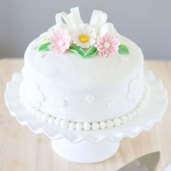 Daisy Fondant Cake - Recipe photo by savoringspoon