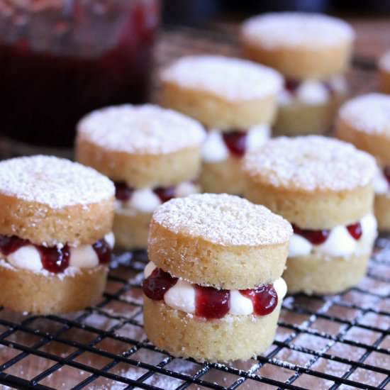 Mini Victoria Sponge Cakes - Recipe photo by daringgourmet