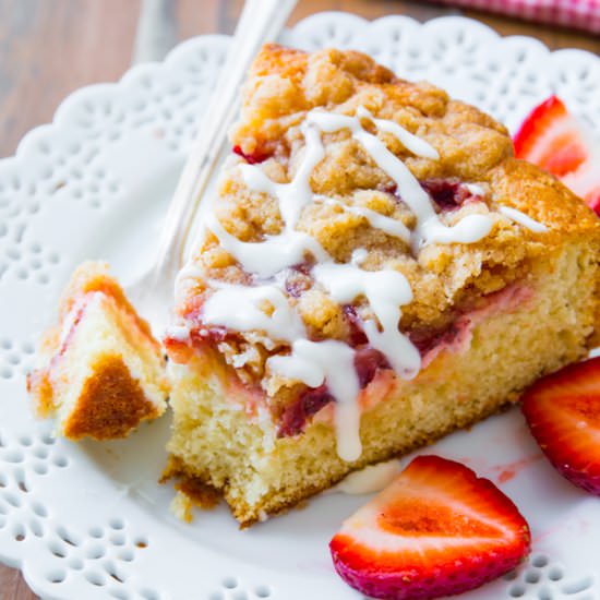 Strawberries 'n Cream Crumb Cake - Recipe photo by sallysbakingaddiction