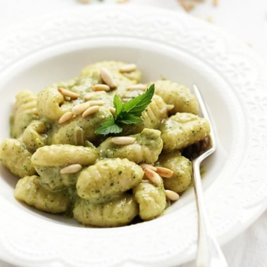 Gnocchi with Herb Pesto - Recipe photo by momi