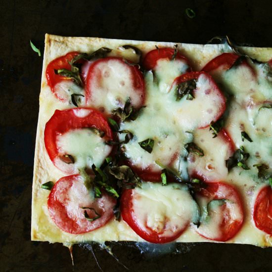 Caprese Flatbread Pizza - Recipe photo by ITheeCook
