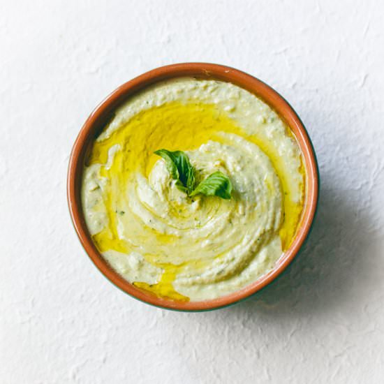 Creamy Basil & White Bean Hummus - Recipe photo by veganmiam