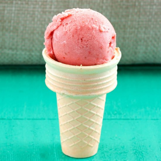 Strawberry Frozen Yogurt - Recipe photo by manusmenu